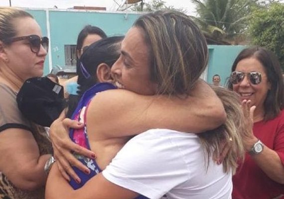 Jogadora Marta é recebida com festa pelos moradores de Dois Riachos