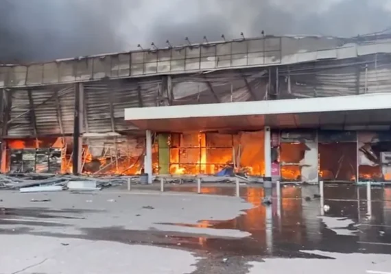 Após ataque com míssil, equipes fazem buscas em escombros de shopping na Ucrânia