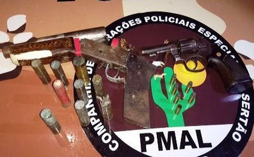 Polícia Militar cumpre mandados de busca e apreende drogas e armas no Sertão