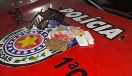 Homem tenta evitar abordagem da PM, mas é flagrado e preso com arma e drogas em Anadia