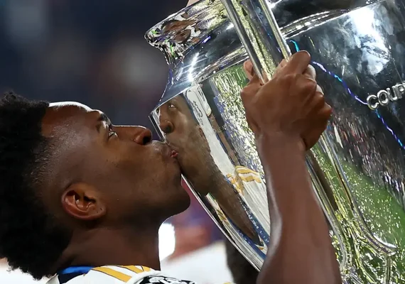 Vini Júnior recebe troféu de melhor jogador da Liga dos Campeões