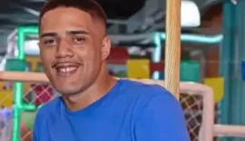 Jovem é assassinado a tiros dentro de barbearia no bairro do Jacintinho