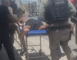 Homem em crise epilética é socorrido por militares no Eustáquio Gomes