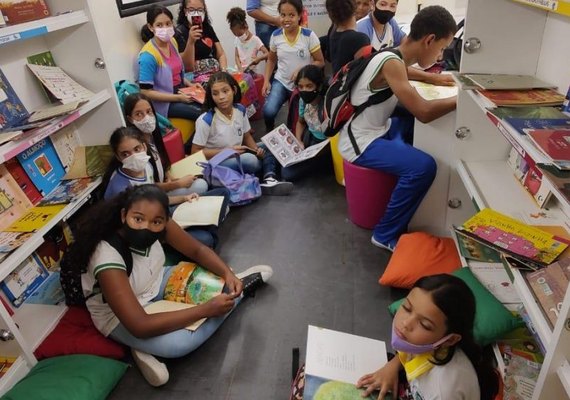 Biblioteca Móvel: Educação promove leitura sobre quatro rodas