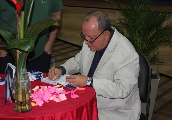 Marcelo Bastos lança livro 'Personagens da política alagoana'