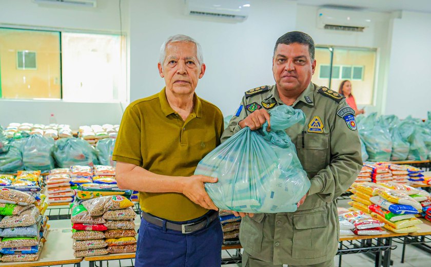 PM distribui 1,5 tonelada de alimentos arrecadados durante vendas de abadás do Bloco Vulcão