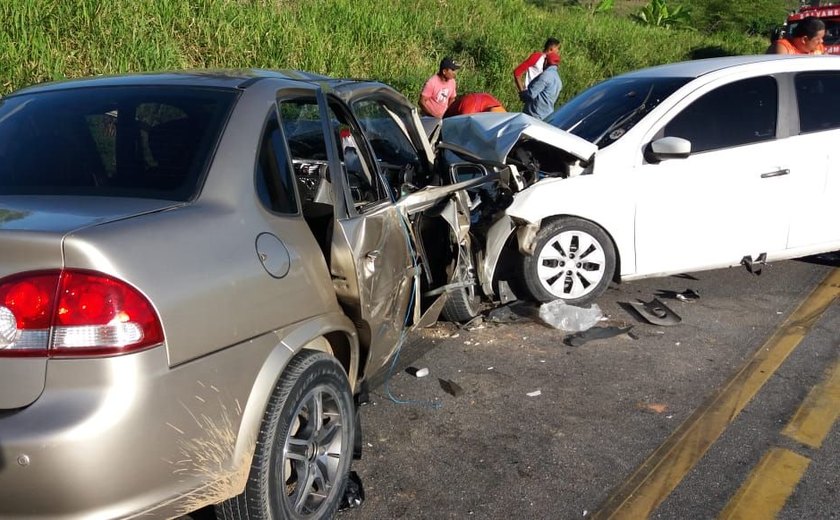 Colisão entre carros deixa feridos em Joaquim Gomes