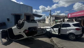 Mulher fica ferida após carro capotar em Arapiraca