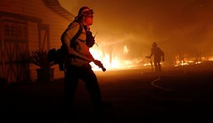 Californianos enfrentam calor e pandemia para fugir de incêndios