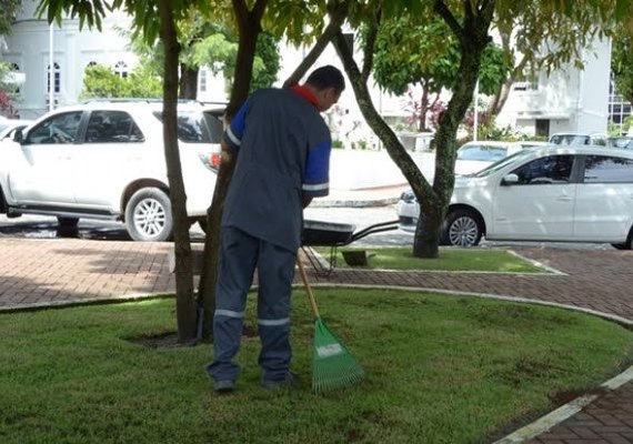 Reeducandos limpam espaços públicos de Quebrangulo