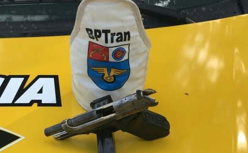 Batalhão de Trânsito apreende pistola com jovem no bairro do Mutange