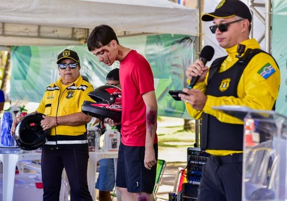 DMTT participa de ação do Abril Verde com simulação de sinistro e orientação sobre uso de capacete