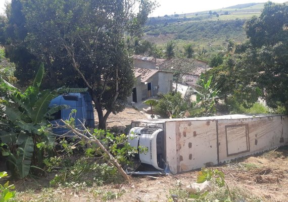 Carreta que transportava margarina tomba na BR-101