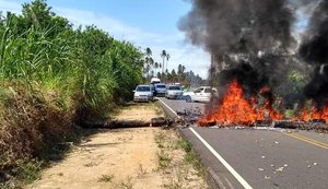 Moradores de Milagres protestam contra construção de muro que privatiza praia