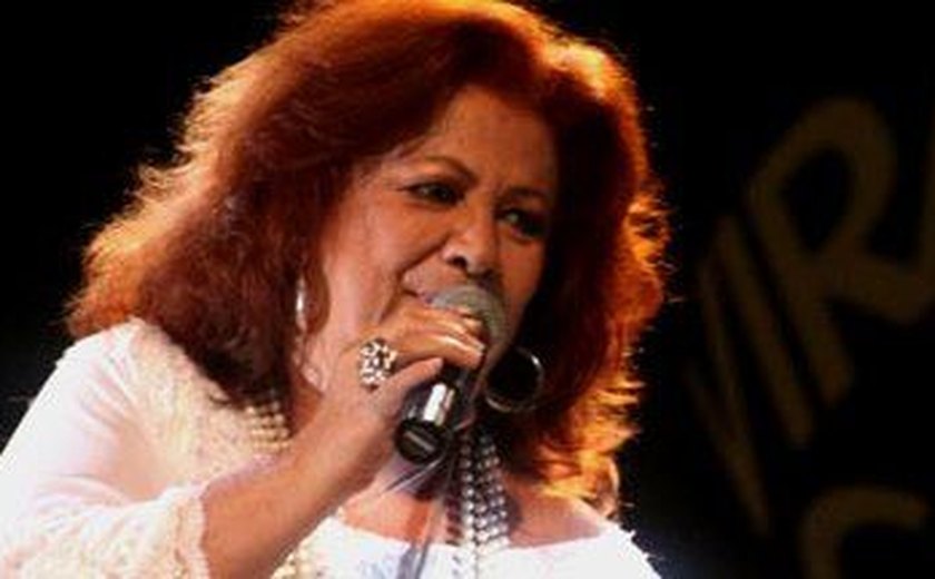 Beth Carvalho tem delírios, sofre no hospital e implora para cantores visitá-la