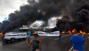 Contra demolições, proprietários de barracas da Barra de São Miguel bloqueiam AL-101 Sul