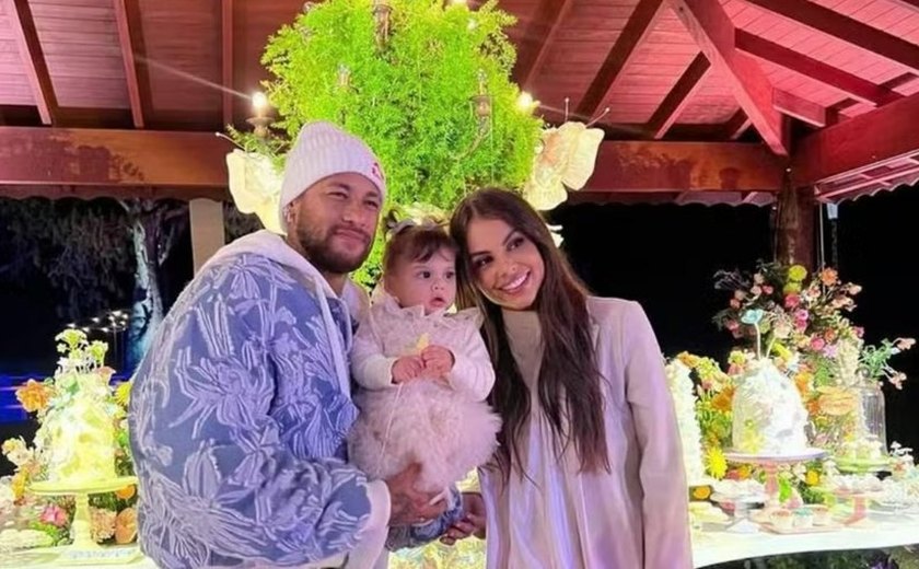 Amanda Kimberlly registra BO por ataques à filha com Neymar
