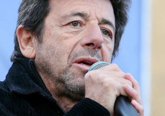 Ator e cantor Patrick Bruel se pronuncia após ser acusado de estupro por oito mulheres