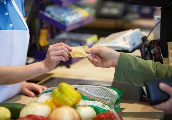 Brasileiro consome mais no 2º trimestre, mas ainda está cauteloso com economia