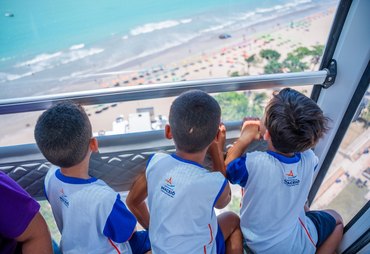 Alegria e encantamento marcam visita de crianças da rede municipal à roda gigante da orla de Pajuçara