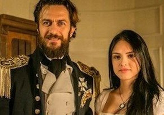 'Novo Mundo': Thomas aproveita assédio de Pedro para virar namorado de Anna