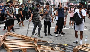 Em Hong Kong, polícia prende manifestantes em mais um dia de protestos