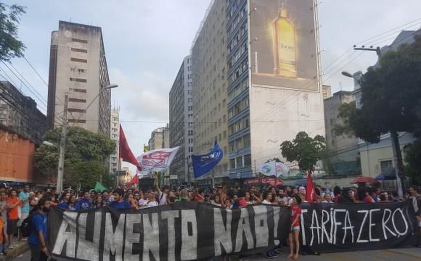 Recife tem protesto contra reajuste no preço de ônibus urbano