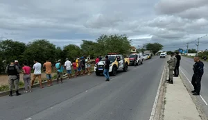 Ciclista morre ao colidir com guia de asfalto e cair em ribanceira na AL-145, em Delmiro Gouveia