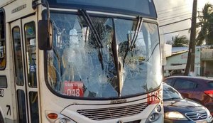 Ônibus atropela ciclista no Feitosa e é depredado por populares