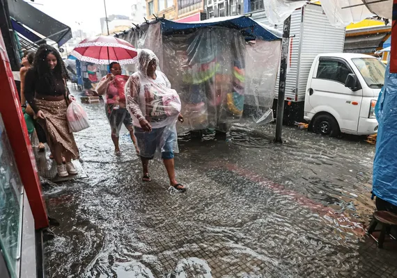 Mulher morre após carro ficar submerso em São Paulo