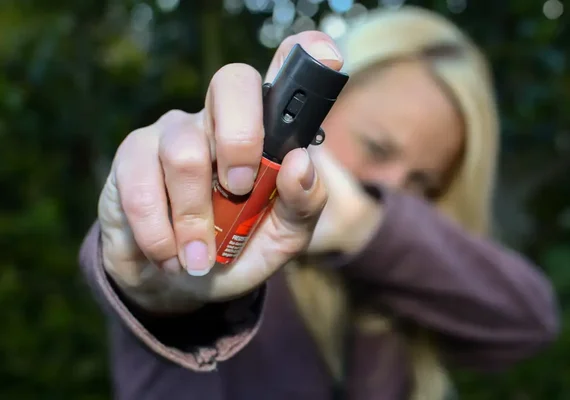 Mulheres podem comprar e usar spray de pimenta para defesa pessoal