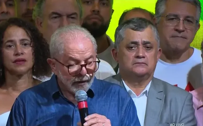 Eleito, Lula diz que é hora de 'restabelecer a paz entre os divergentes'