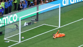 Muslera falha feio, Espanha garante primeiro lugar e elimina o Uruguai