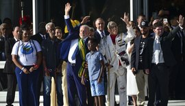 Saiba quem são as pessoas que entregaram a faixa presidencial a Lula