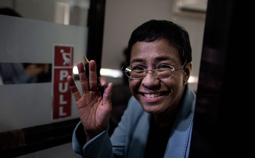 Jornalista filipina deixa a prisão após pagamento de fiança