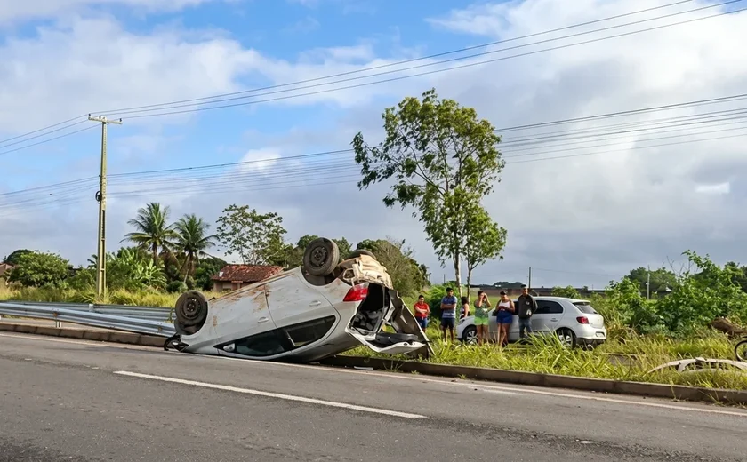 Jovem fica ferido após carro capotar na AL-110, em Arapiraca