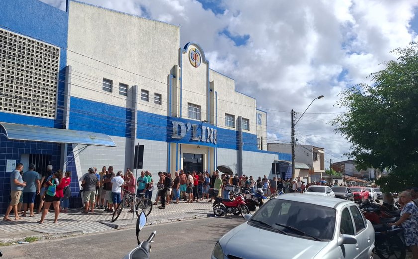 Eleitores chegam cedo e formam filas antes da abertura das urnas em Maceió