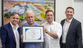 Juceal promove reunião e homenageia empresários e autoridades com comenda