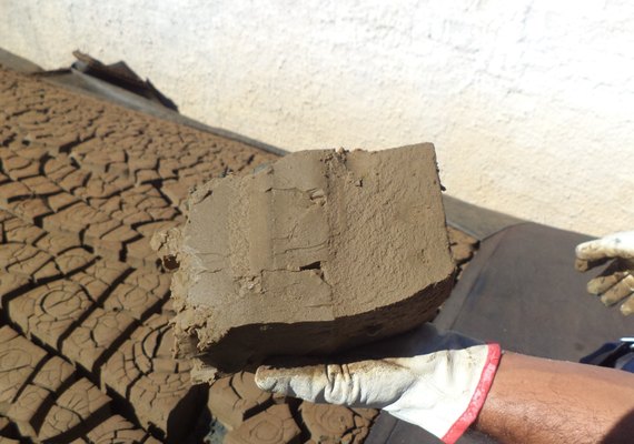 Agreste Saneamento amplia destinação sustentável do lodo de ETA para fabricação de tijolos