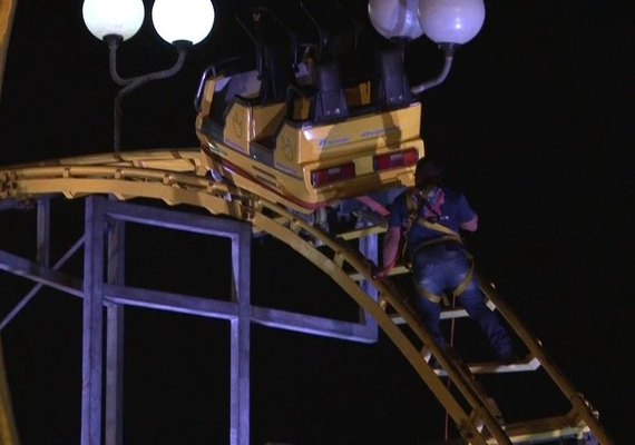 Montanha-russa para e público é retirado do alto do brinquedo no Rock in Rio