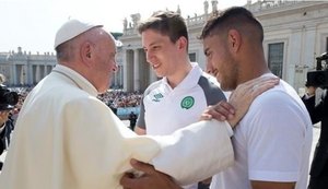 Papa Francisco recebe e abençoa time da Chapecoense no Vaticano