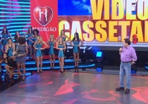Veja aqui! Bailarina do Faustão leva tombo ao vivo e apresentador não perdoa