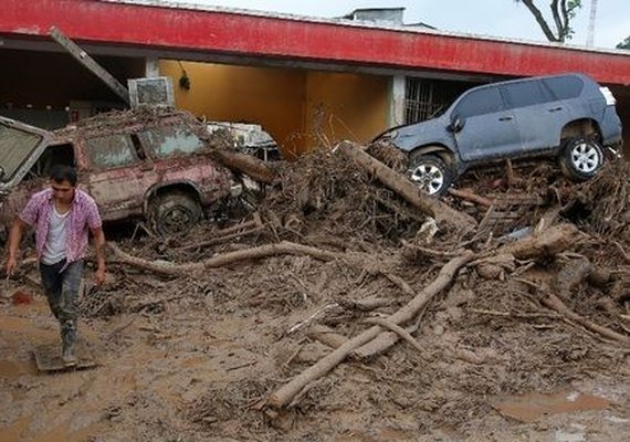 Colombianos buscam desaparecidos após inundações que mataram mais de 250