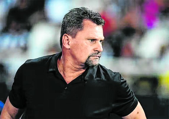 CRB vive crise e troca o treinador