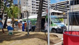 Saúde vacina maceioenses e turistas contra Covid-19 na Ponta Verde