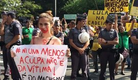 PM faz cordão e divide atos contra o feminicídio e a favor da prisão de Lula