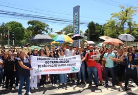 Funcionários do Hospital Veredas entram em greve e bloqueiam trecho da Fernandes Lima em Maceió