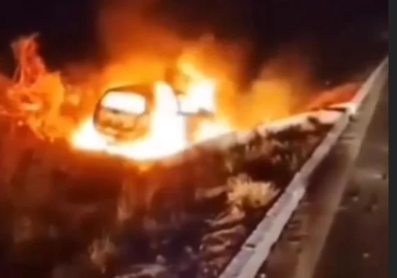 Carro cai em ribanceira e pega fogo na AL-220, em Olivença