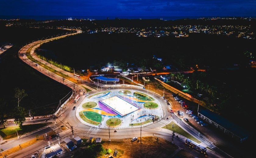 JHC entrega areninha e rotatória com área de lazer no Benedito Bentes
