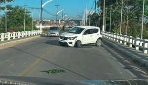Carro bate em mureta da Ponte Mestre da Rabeca e é encontrado abandonado em Marechal Deodoro